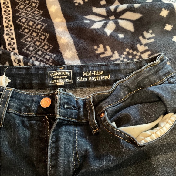 Size 10 Women’s Signature by Levi Cuffed Dark Wash Denim Capris - Picture 3 of 3